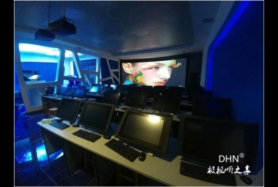 武汉软件工程技术学校电子实训室教学投影